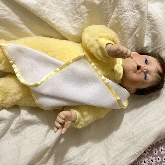 Charming Ashton-Drake porcelain doll. “Mommy I’m Sleepy” - Picture 4 of 7